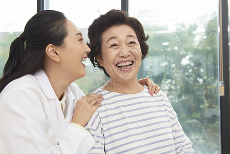 女医生安慰病人图片