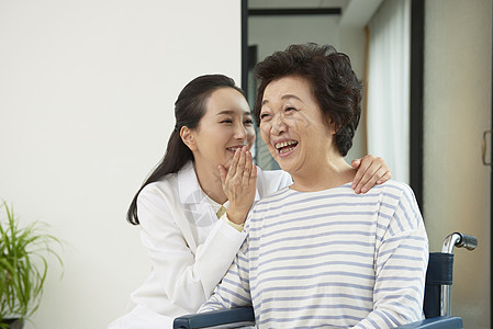 女医生安慰生病的人图片