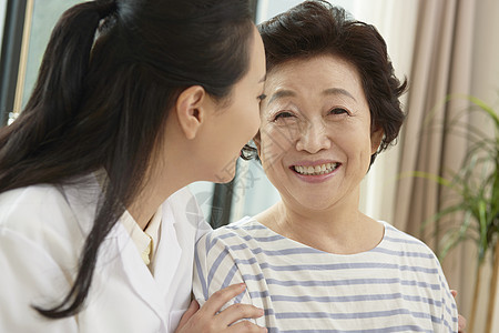 女医生安慰生病的人图片