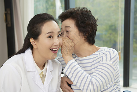 女医生安慰生病的人图片