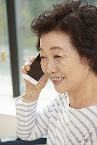 生病的成年女子打电话图片