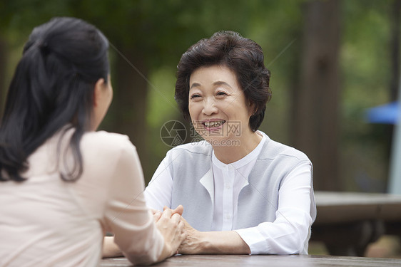 女儿陪伴妈妈图片