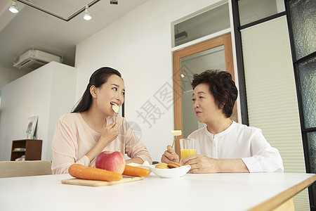 快乐幸福的母女二人图片