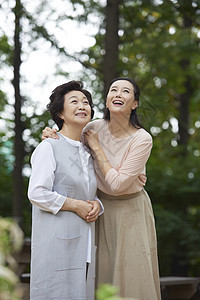 快乐幸福的母女二人图片