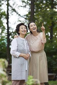 快乐幸福的母女二人图片