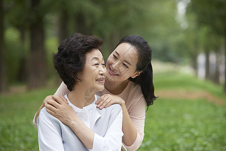 快乐幸福的母女二人图片