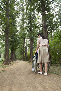 户外女儿推着轮椅上的母亲散步图片