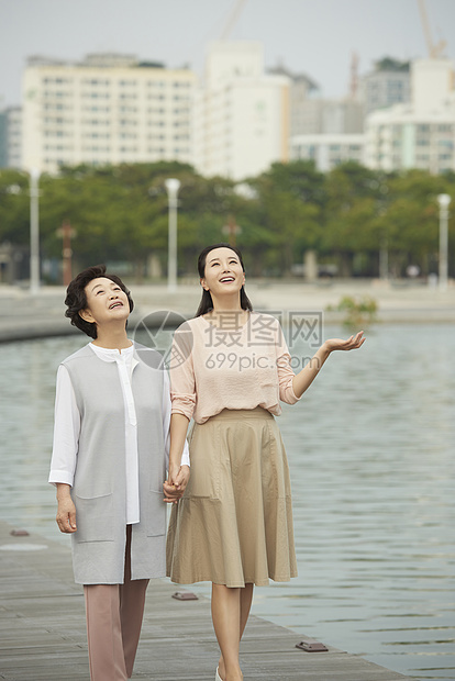 行走韩国人康复妈妈女儿图片