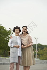 手持毒蛇成年女子拥抱幸福妈妈女儿图片