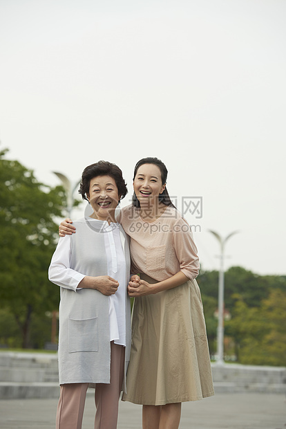 手持毒蛇成年女子拥抱幸福妈妈女儿图片