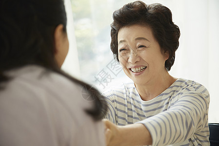 表示手持成人妈妈女儿图片