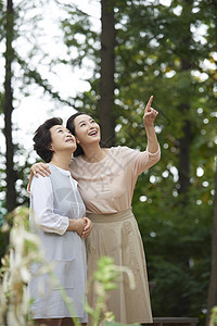 女儿带着母亲出去散步图片