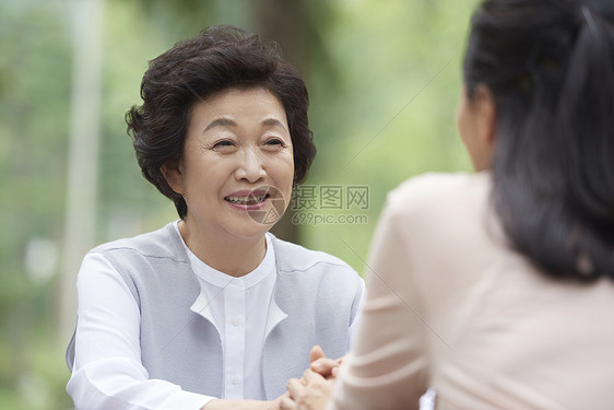 女儿带着母亲出去散步图片