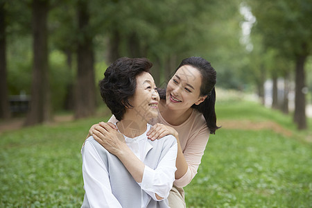 女儿带着母亲出去散步图片