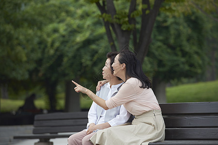 坐在公园椅子上的母女图片