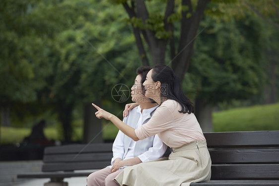 坐在公园椅子上的母女图片