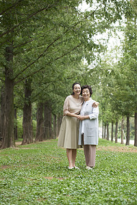 女儿带着母亲出去散步图片