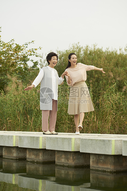 年轻妈妈女儿户外玩耍图片