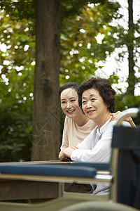 韩国迷笛树拥抱幸福妈妈女儿图片