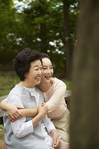 幸福快乐的母女二人图片