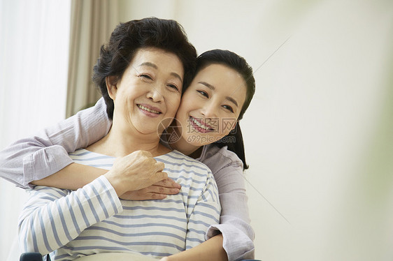 幸福开心的母女二人图片