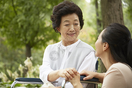 幸福开心的母女二人图片