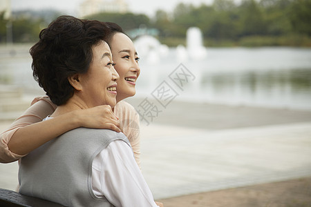 幸福开心的母女二人图片