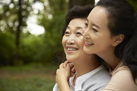 幸福开心的母女二人图片