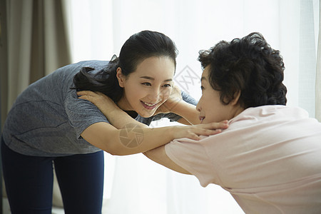 幸福开心的母女二人图片