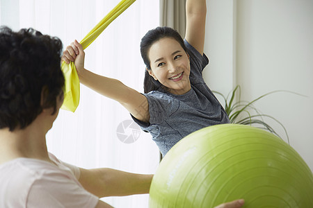 幸福开心的母女二人图片