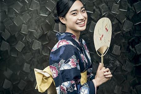 拿扇子的女人背景