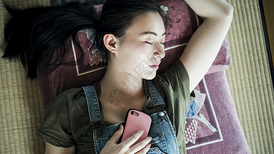 手机日式房屋智能手机在家放松的妇女图片