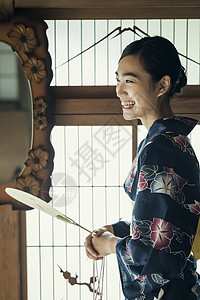 室内复古拿着扇子的女子图片