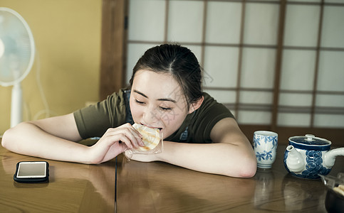 在家吃零食的妇女图片