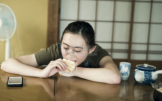 在家吃零食的妇女图片