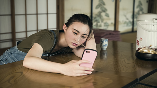 在家休息看手机的妇女图片