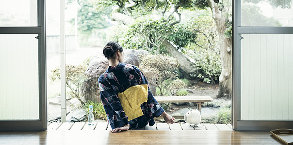 花园 女孩 背影穿着和服的漂亮女孩背景