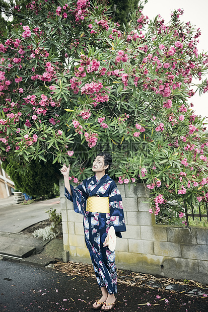 乡村孩子开花浴衣女士们图片