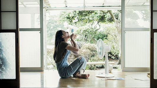 院子日式在家放松的妇女图片