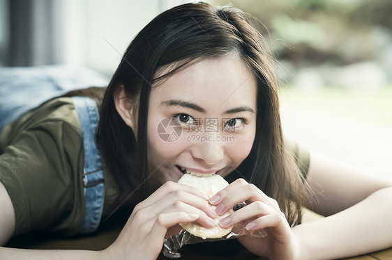 粗糙较年轻女生在家放松的妇女图片