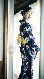 日式房屋穿着和服的少女图片