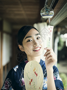 少女拿着风铃的标签微笑图片