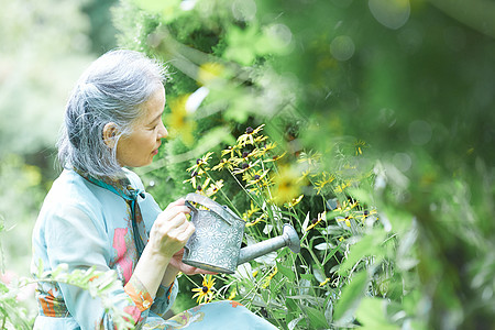 庭院里浇水的老年人图片