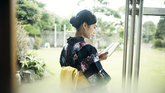 看书的和服少女背影图片素材