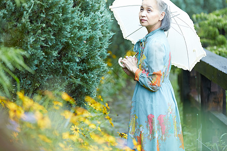 庭院里打着伞的老妇人图片