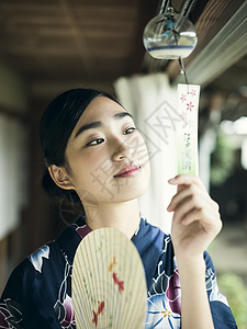 拿着风铃的和服女孩背景图片