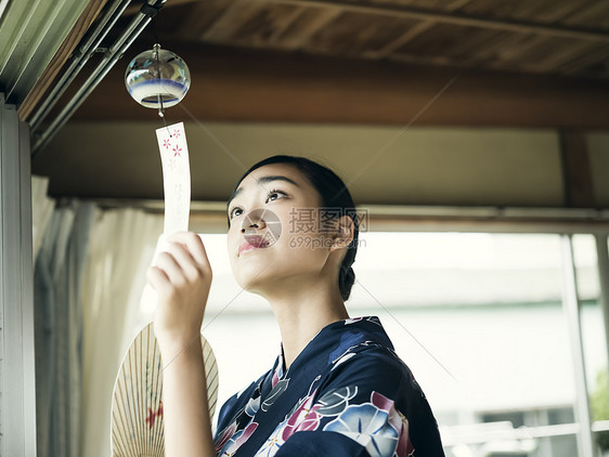 穿着日式服装的少女看着风铃图片