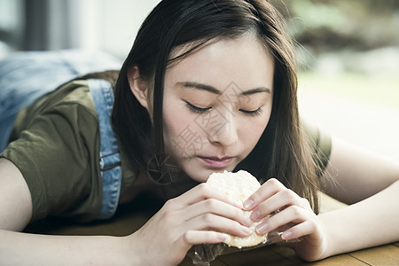 趴着吃甜品的少女图片