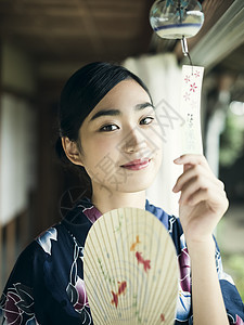 穿着日式服装微笑的女性图片