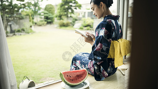 穿着日式服装看书的少女图片